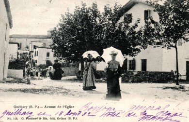 Guéthary (B.P.) - Avenue de l'Église. Bonjour, général ! Guéthary, le 18 août 02 Hôtel de la plage. N°115. G. Posdarré & fils, édit. Orthez (B.P.)