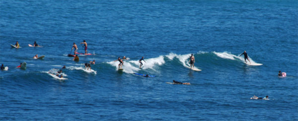Surfer sur la vague de Guéthary